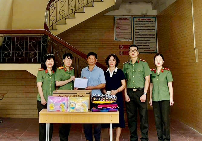 Hội phụ nữ Phòng Hậu cần: Thăm hỏi tặng quà cho các cháu Làng nuôi dạy trẻ mồ côi Hoa Phượng